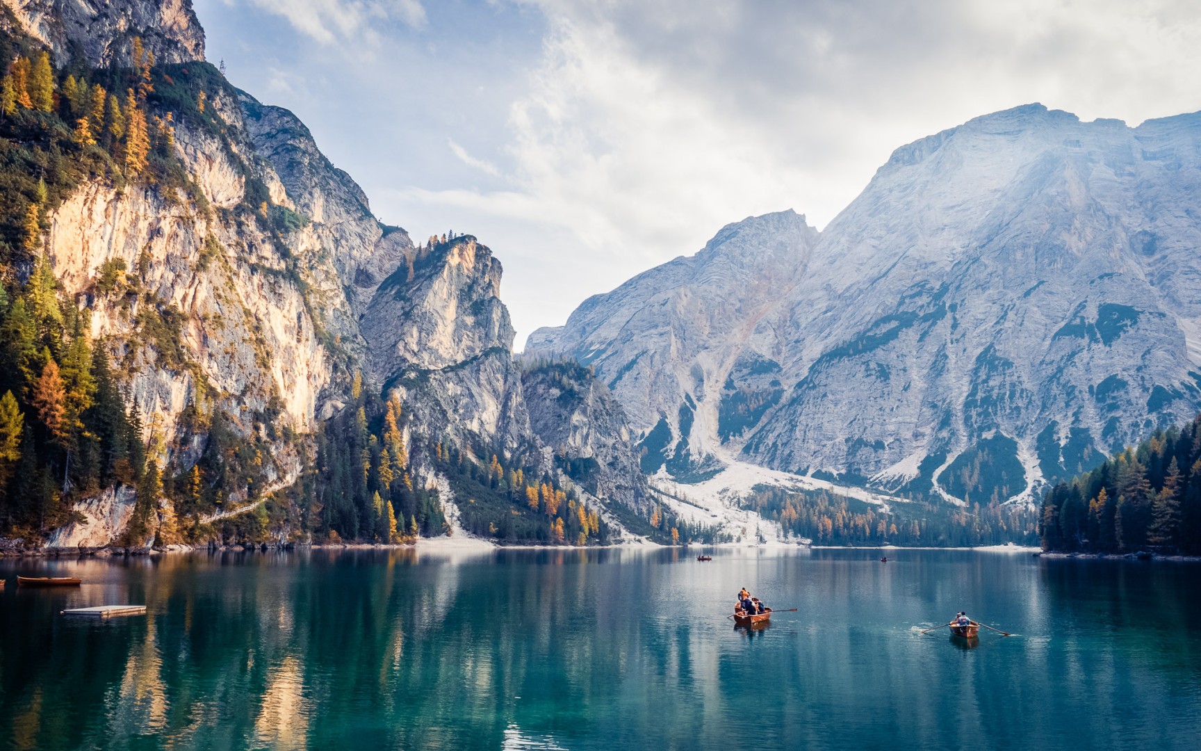 Bergsee mit Ruderbooten