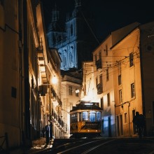Straßenbahn / Tram in Lissabon bei Nacht