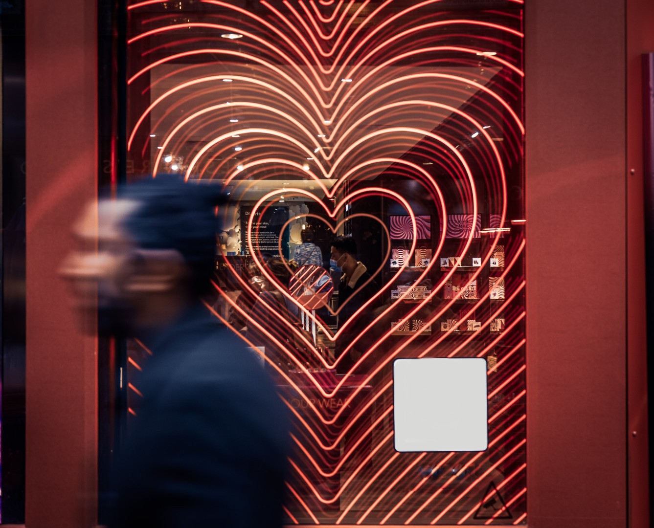 Neon-Herz in der Großstadt