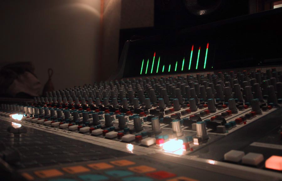 mischpult-schraeg.jpg